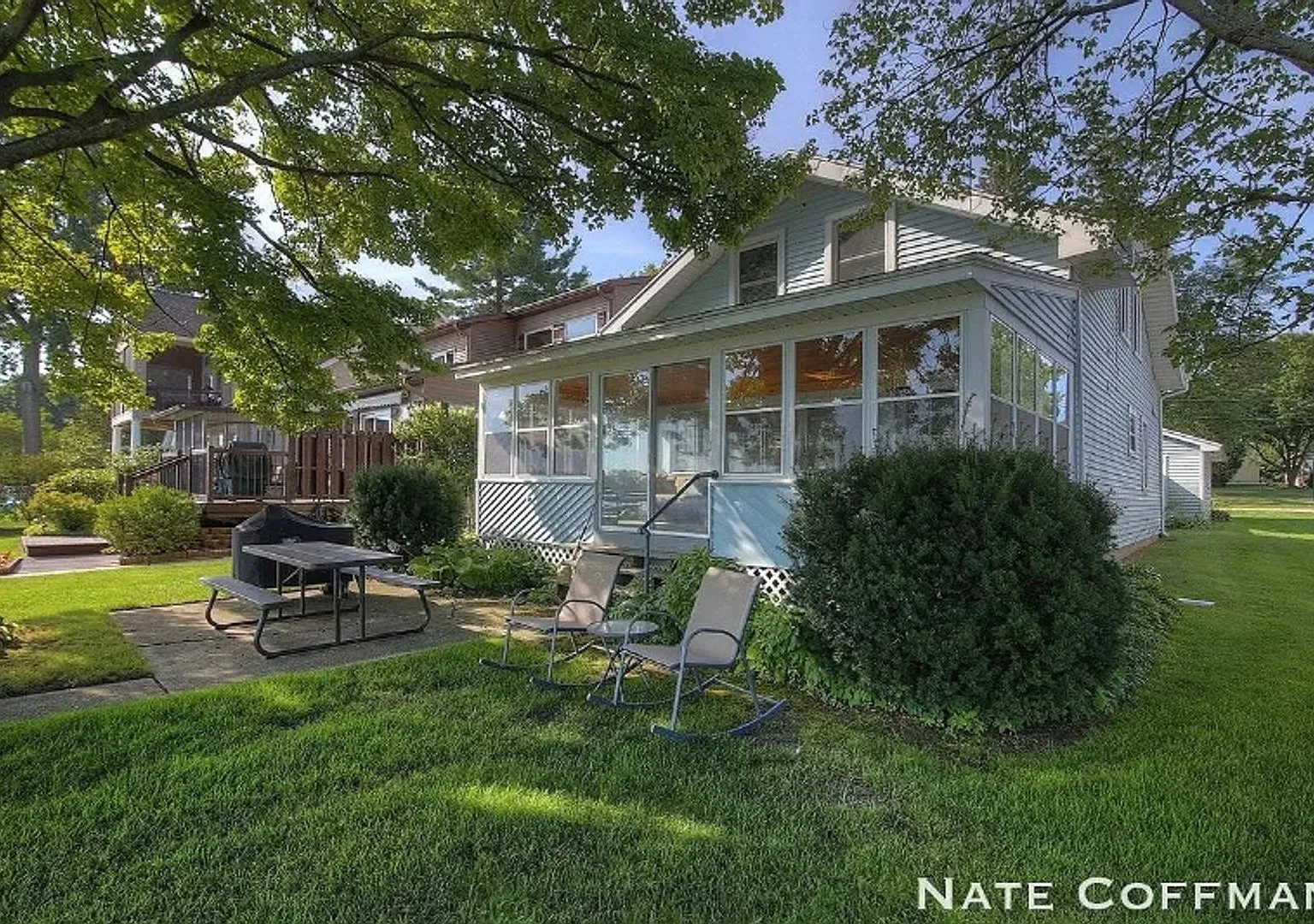 Lakefront 4 bed 2 bath home — Photo 2