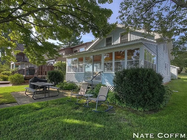 6894 Farrell Dr NE — Photo 2