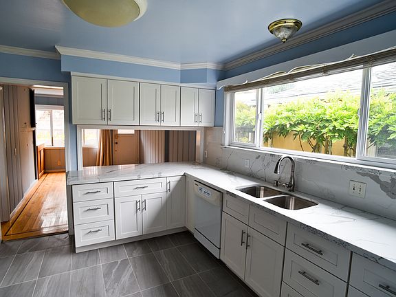 4th image of 525 Crestlake Dr