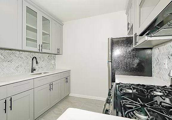 3rd image of 817 E 170th St #A