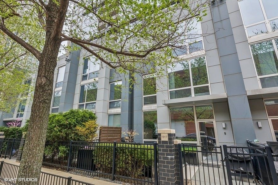 1st image of 1901 S Calumet Ave #7