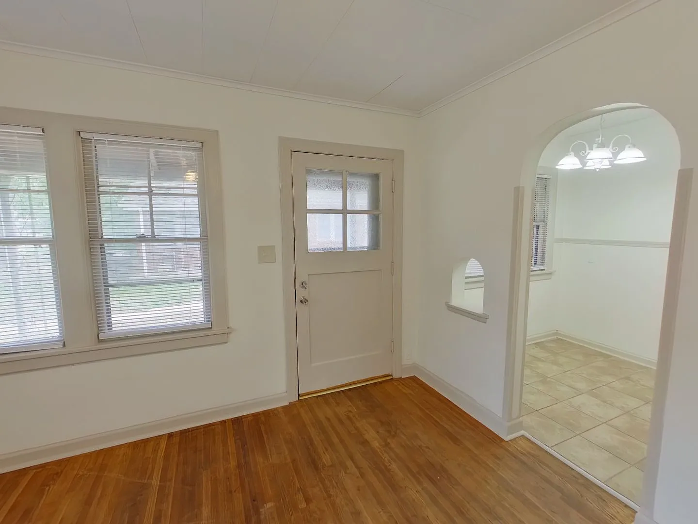 1 BR Apartment - Hardwood Floors — Photo 3