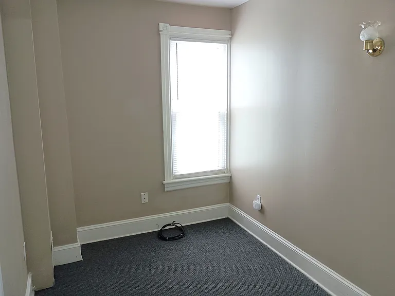 513 Hanover St — Photo 12