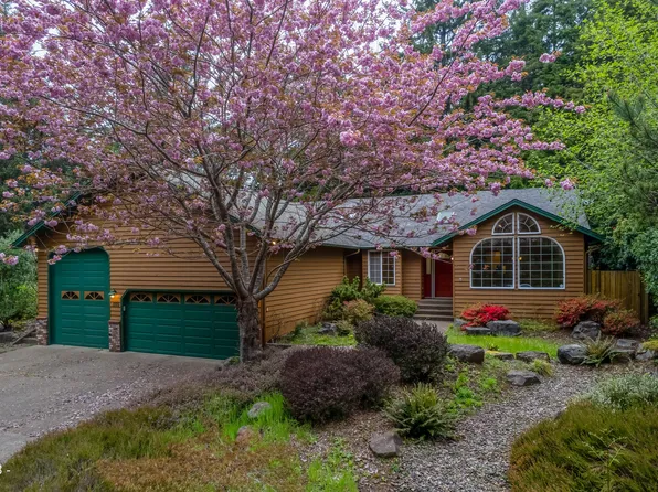 1060 NW Terrace St, Waldport, OR 97394