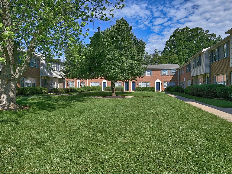 Jamestowne Apartments — Photo 8