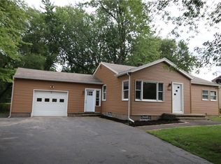 860 Salt Rd, Webster, NY 14580