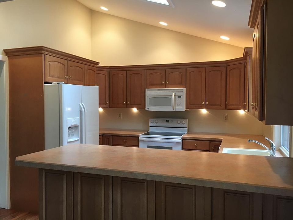 2nd image of 411 Warren Rd