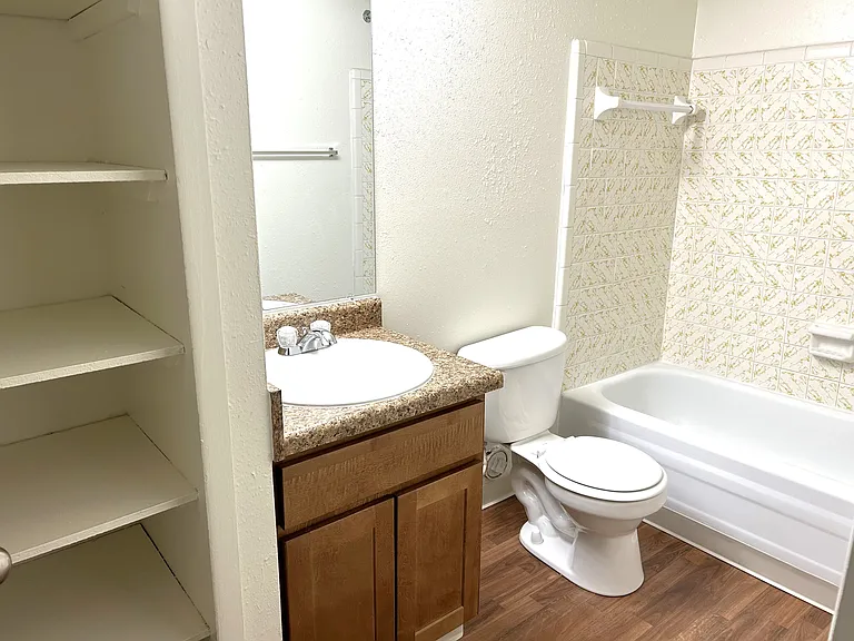 Huntington Place Apartments — Photo 31