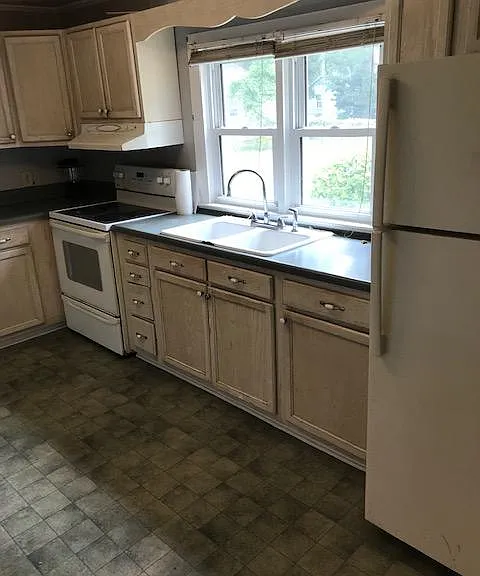 817 Roanoke Ave — Photo 2