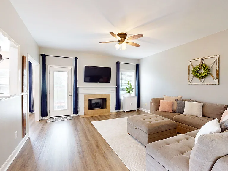 2259 Dewey Dr — Photo 2