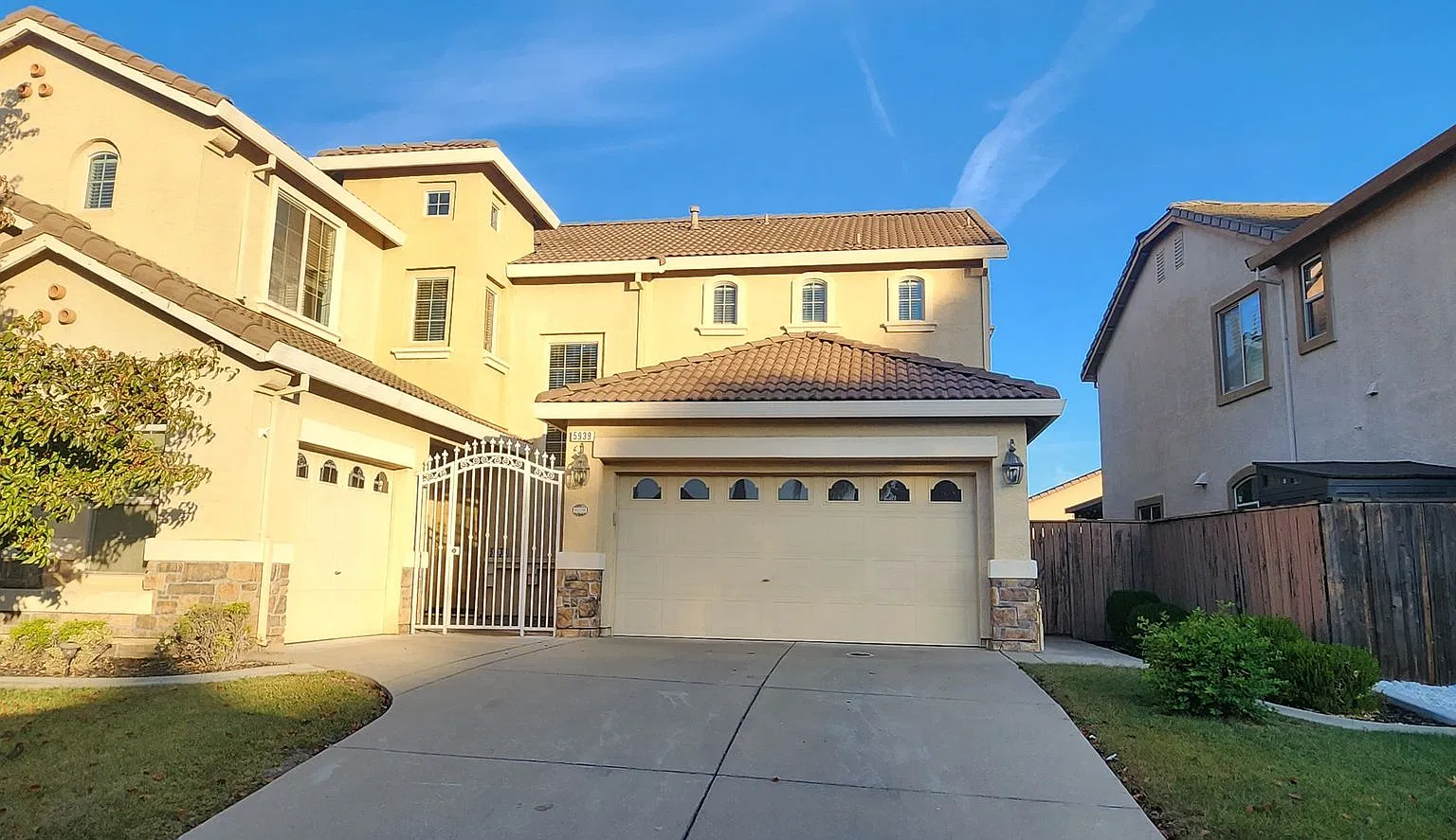 Spacious 5 Bedroom Home in Elk Grove — Photo 2