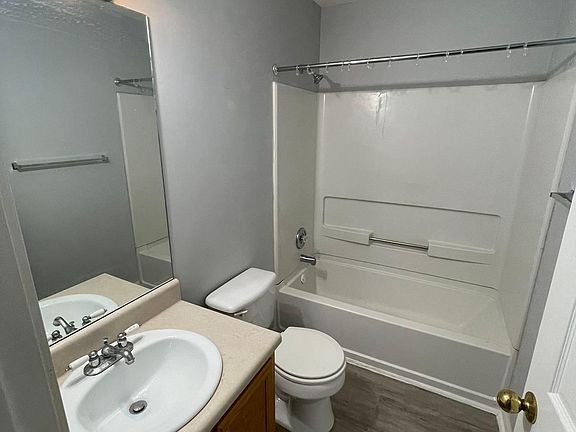 5th image of 1106 Village Crk