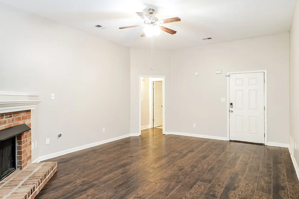3 bed, 2.0 bath, 1631 sqft, $2,100 — Photo 4