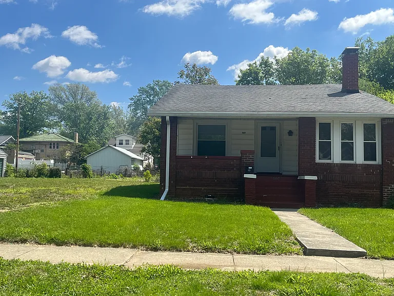 660 S Haworth Ave — Photo 2