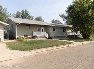 207 1st Ave NE, Beach, ND 58621