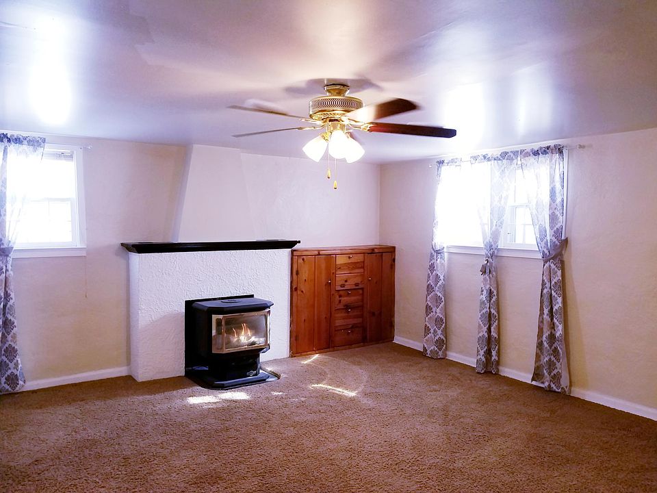 Living room, daylight windows, gas fireplace
