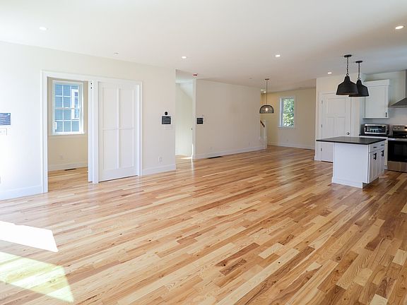 3rd image of 31 Eden Lane #5