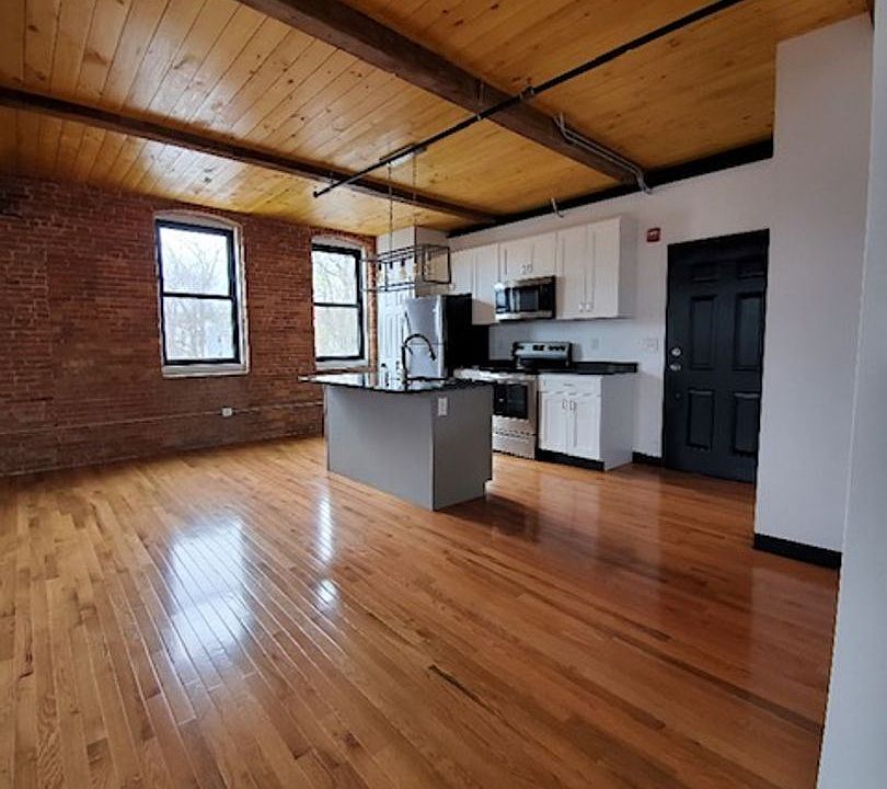 1st image of 548 Roosevelt Ave APT 13