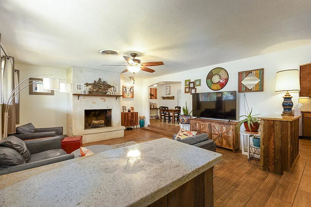 3 bed, 2.0 bath, 2043 sqft, $2,300 — Photo 4