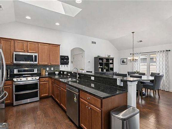 3rd image of 315 Winthrope Dr