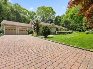 26 Bunker Hill Dr, Trumbull, CT 06611