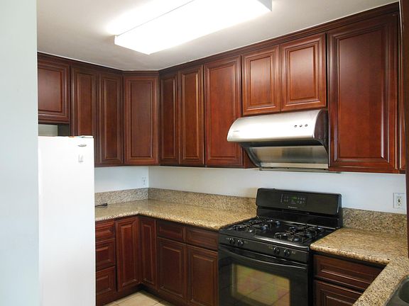 Kitchen with Stove, refrigerator