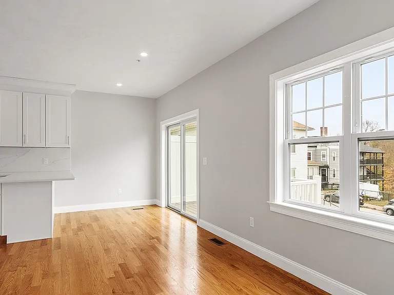 10 Windsor St #1 — Photo 15