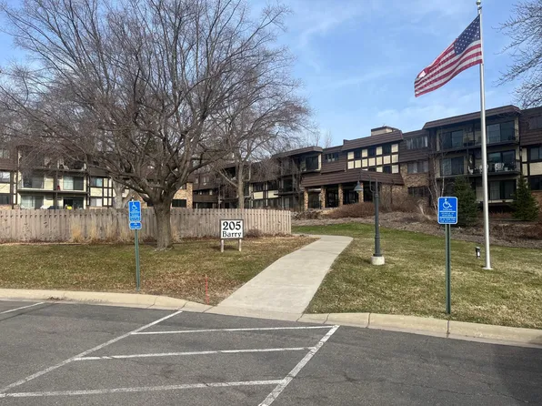 205 Barry Ave S APT 117, Wayzata, MN 55391