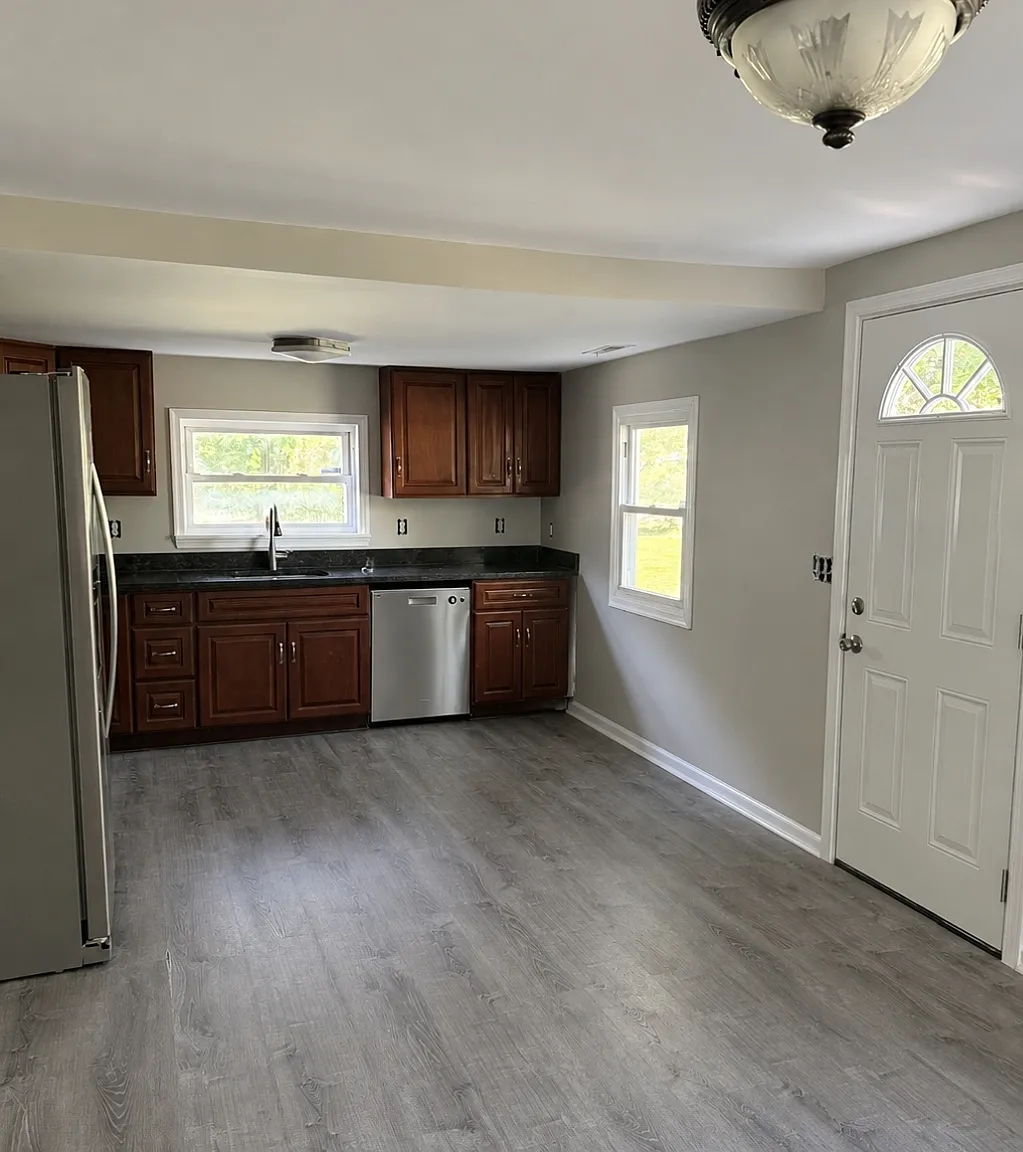 1521 Maple Ave — Photo 2