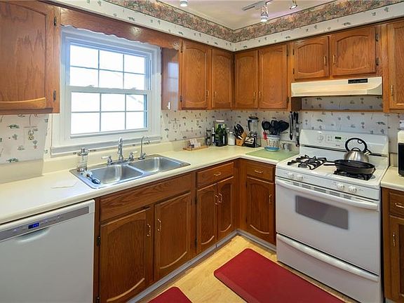 3rd image of 670 Cranberry Pl