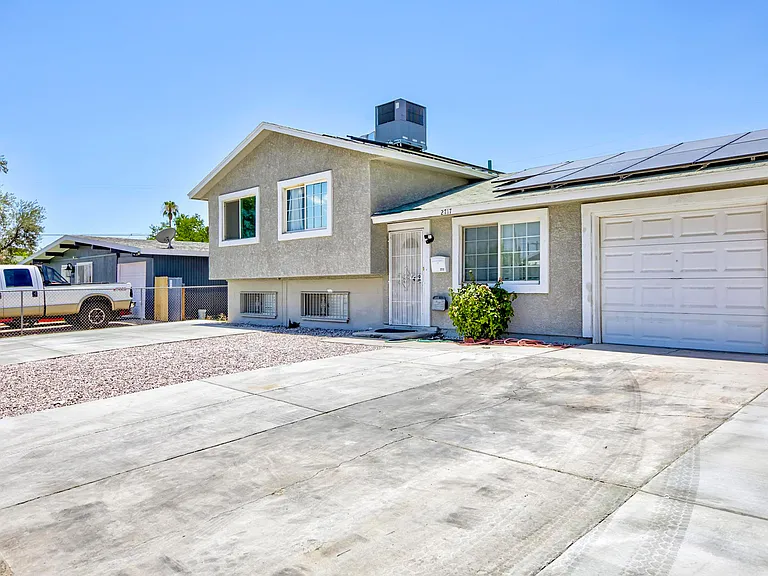 Front house with 7 parkings spots HUGE Duel driveway