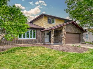 6 Keystone Ct, Bolingbrook, IL 60440