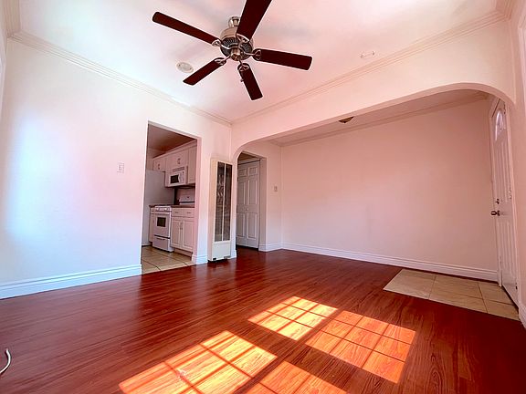 3rd image of 4501 1/2 Maplewood Ave