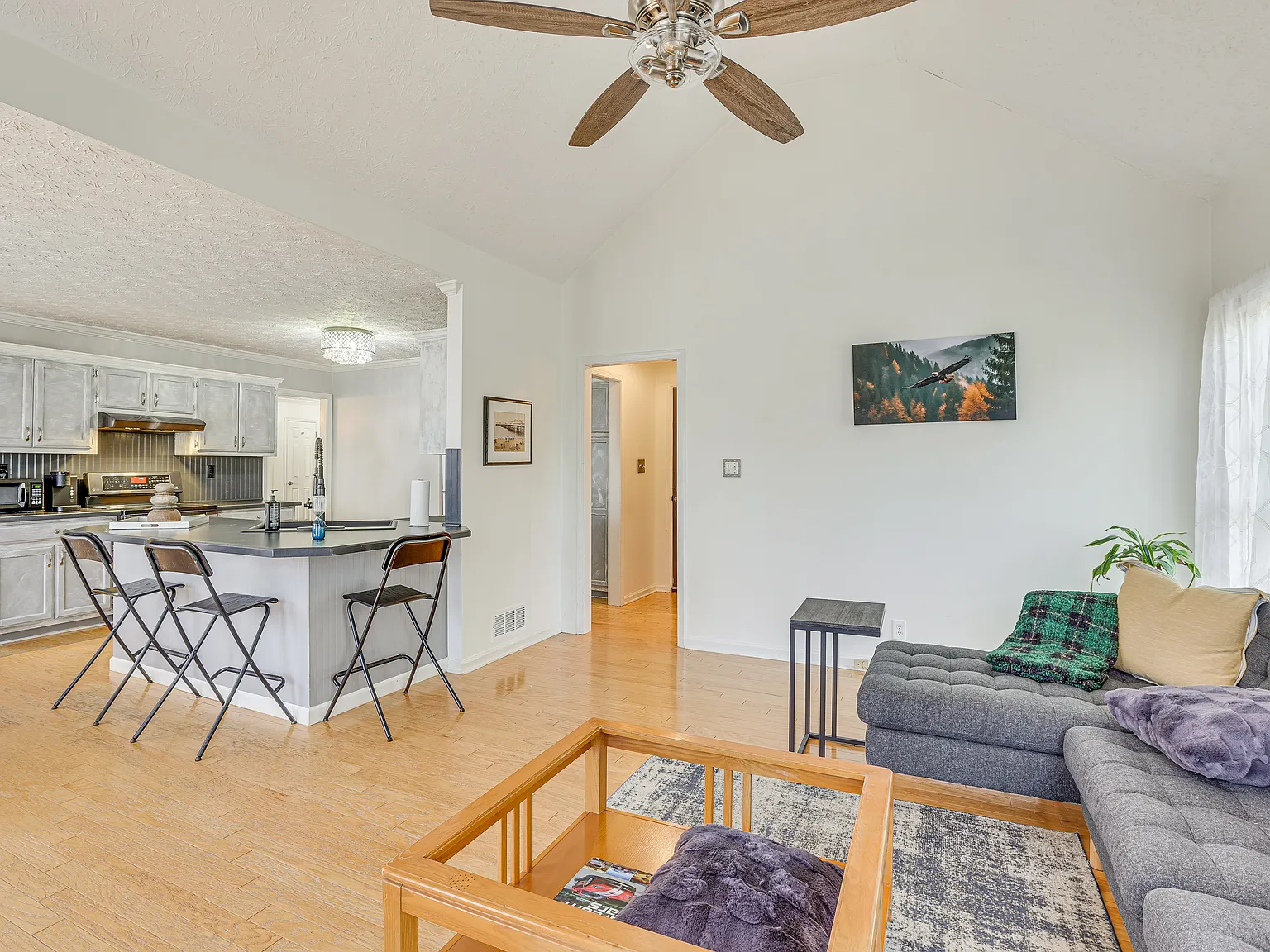 3 bed, 2.5 bath, 2022 sqft, $3,529 — Photo 4