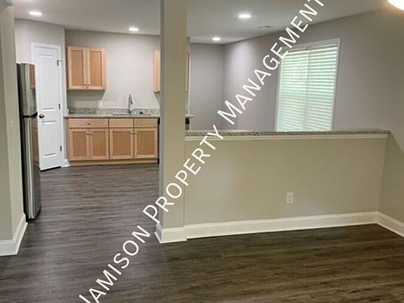 3rd image of 807 New Castle Ct