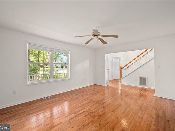 4th image of 201 W Manor Dr