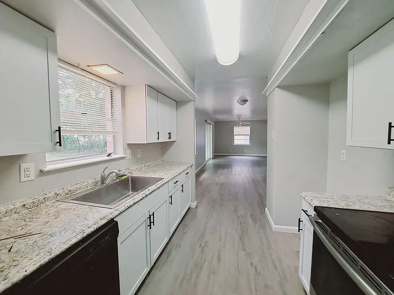 633 Rutgers Dr — Photo 9