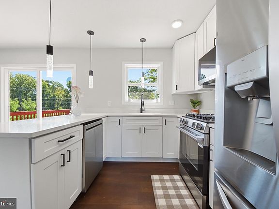 4th image of 2400 Mary Pl