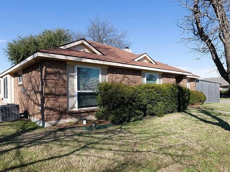 2321 Shadyoaks Ln — Photo 3