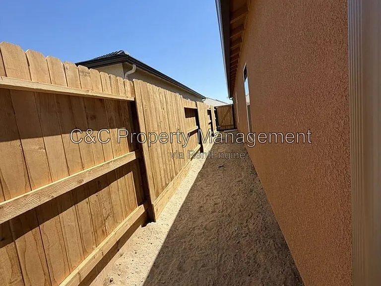 2208 S Helm Ave — Photo 20