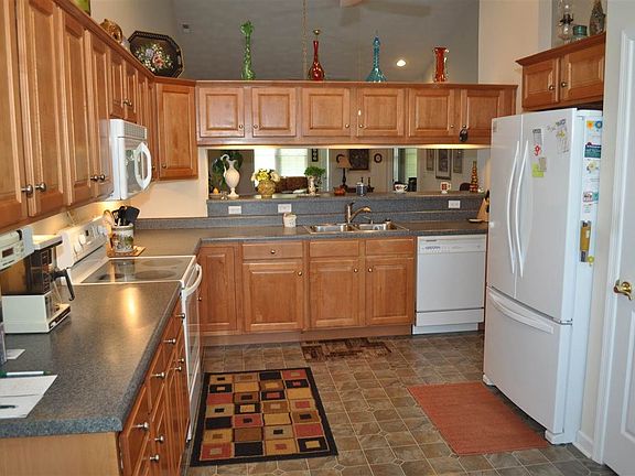 5th image of 360 Silver Oaks Dr