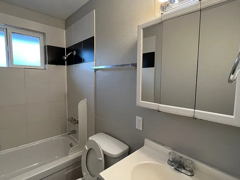 Surrey Square Apartments — Photo 23