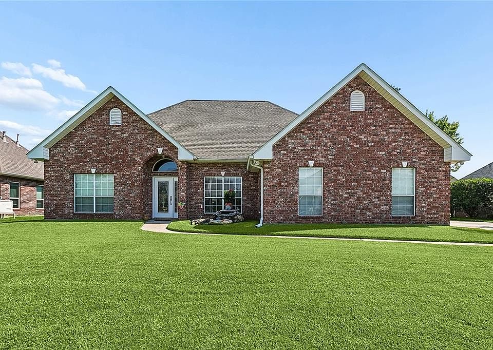 1st image of 556 Cypress Dr