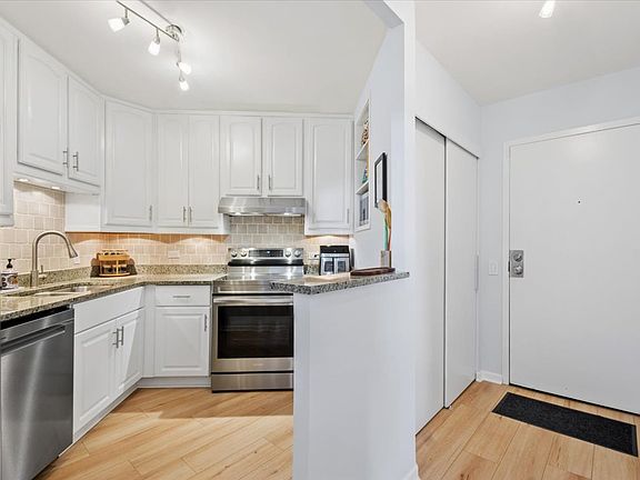 3rd image of 5320 N Sheridan Rd APT 708