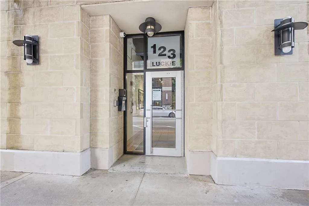 1 bed, 1.0 bath, 1332 sqft, $1,950 — Photo 2