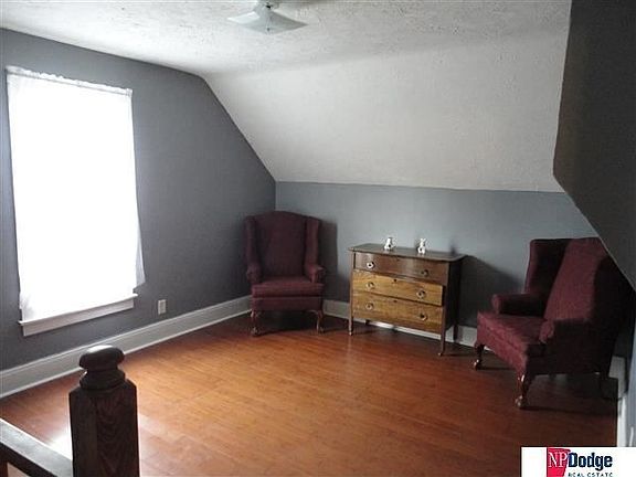 4th image of 420 E 9th St