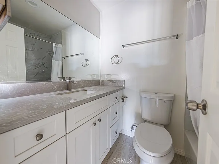 810 E Grand Ave — Photo 14