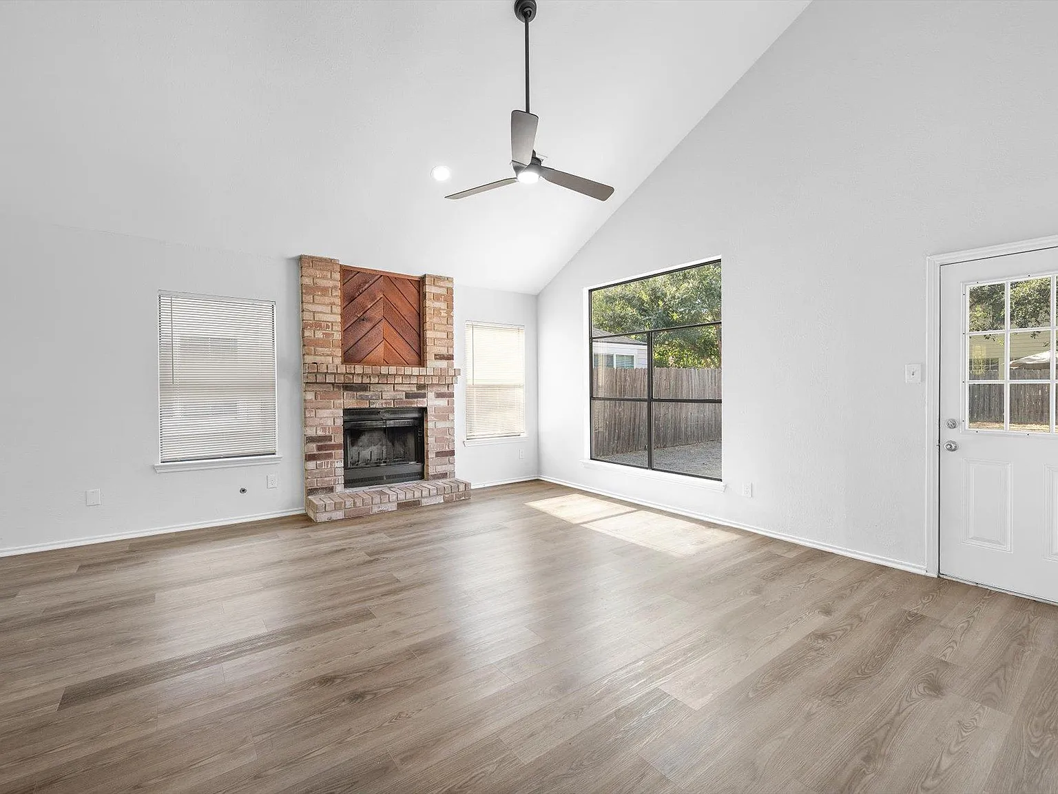 3 bed, 2.5 bath, 1805 sqft, $2,200 — Photo 2