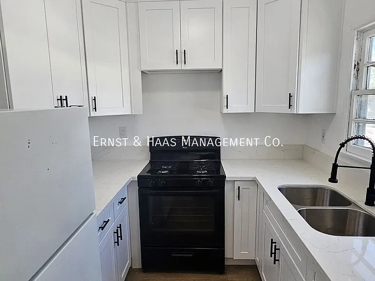 436 W 4th St #6 — Photo 6