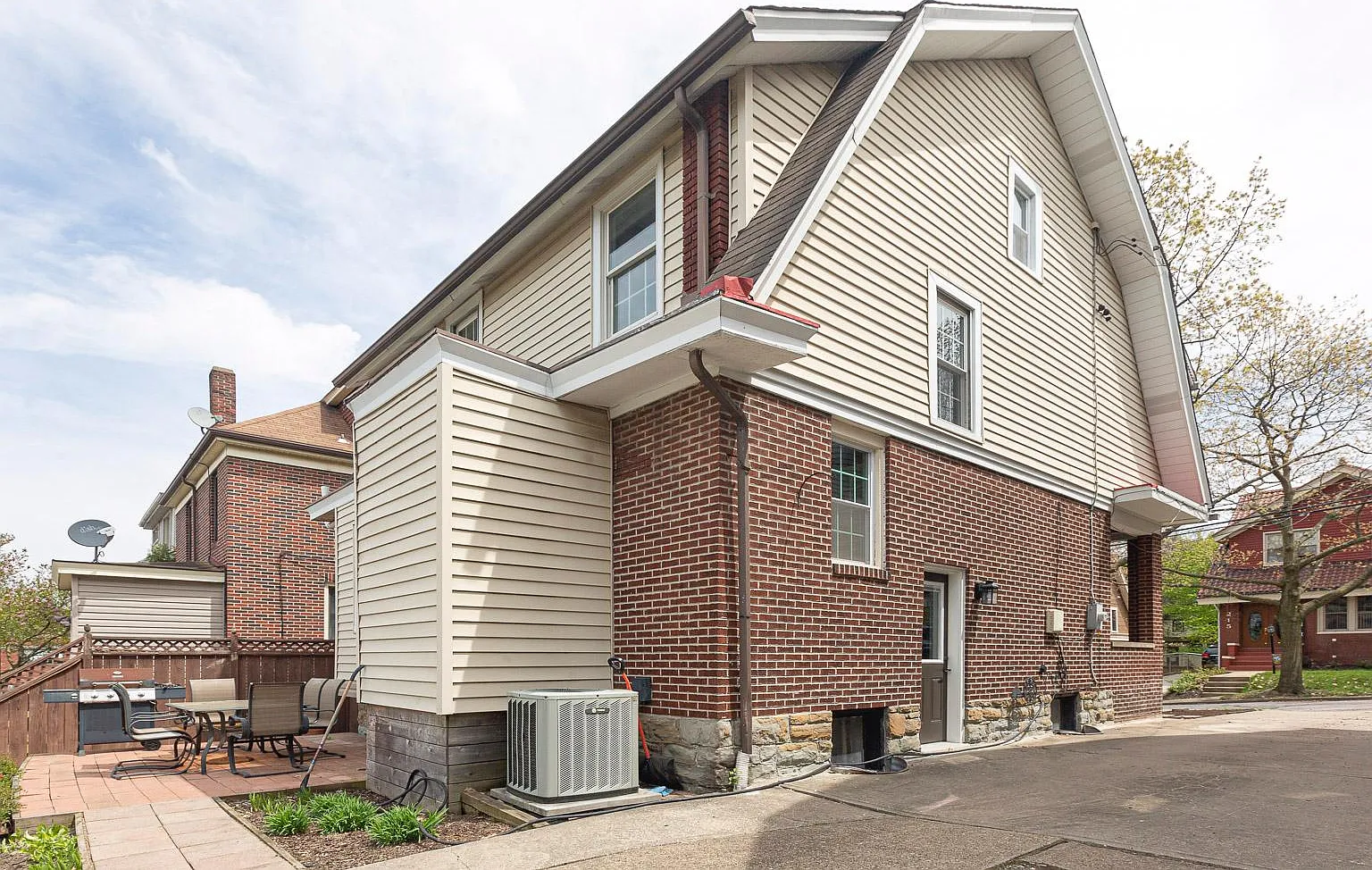 216 Edward Ave — Photo 2